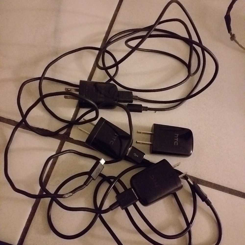 4 HTC phone charger heads 4 cords